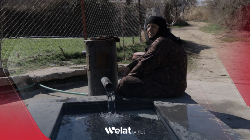 Li gundekî Dêrikê av ji ber xwe ve ji bîran diherike